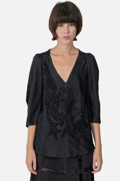 Blusa Preta Bordada Cris Barros