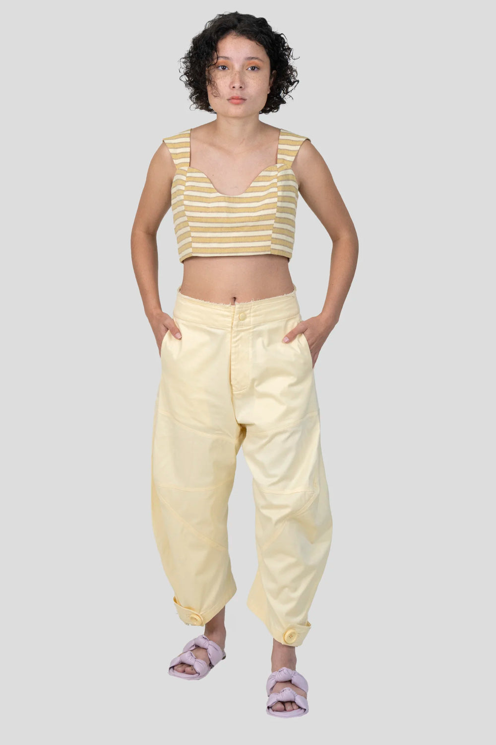 Calça Amarela Detalhe