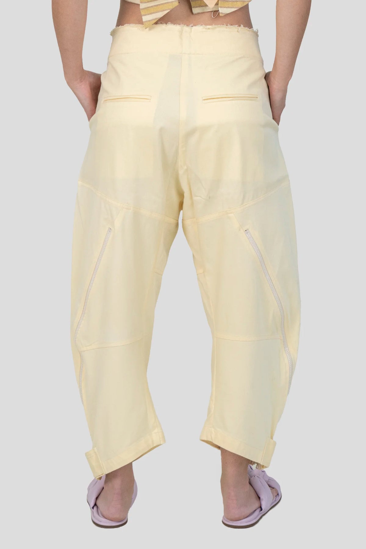 Calça Amarela Detalhe