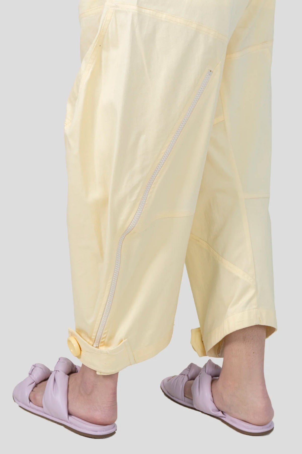 Calça Amarela Detalhe